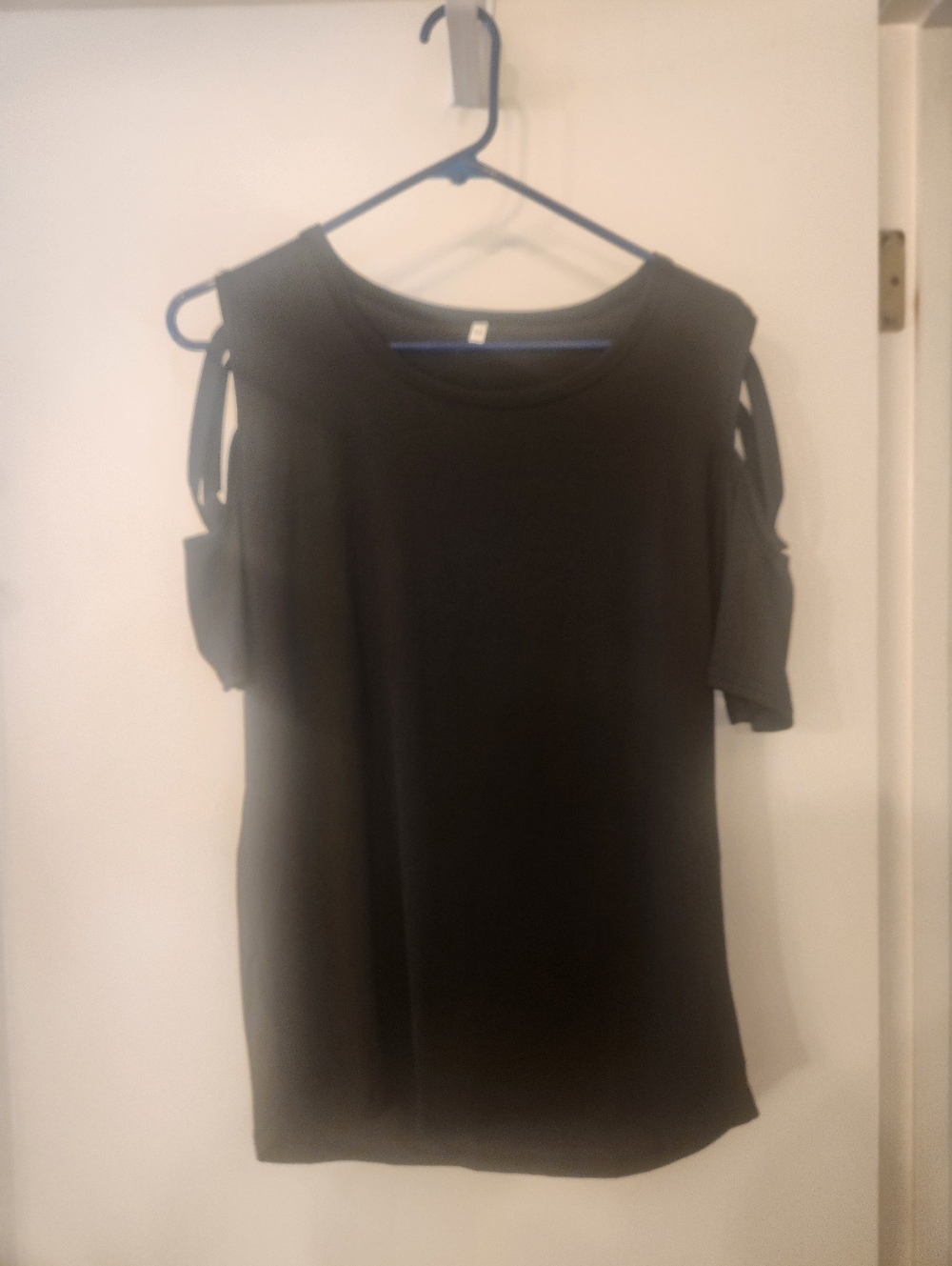 Source Unknown Black Cold-Shoulder Short Sleeve Tee